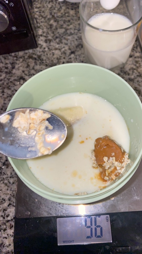 Avena plátano leche y crema de cacahuete Avena plátano leche y crema de cacahuete