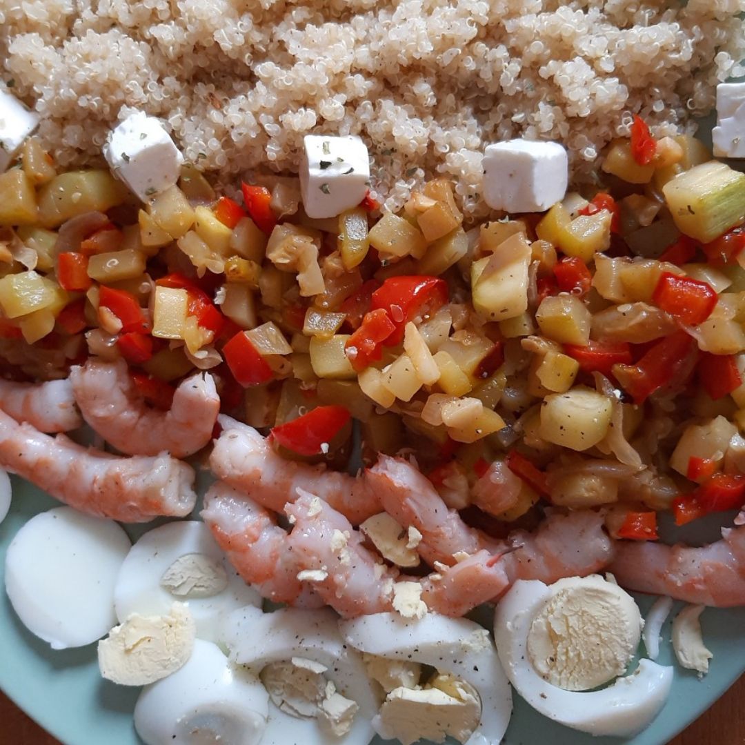 Quinoa con verduras, langostinos y huevo😋 Quinoa con verduras, langostinos y huevo😋
