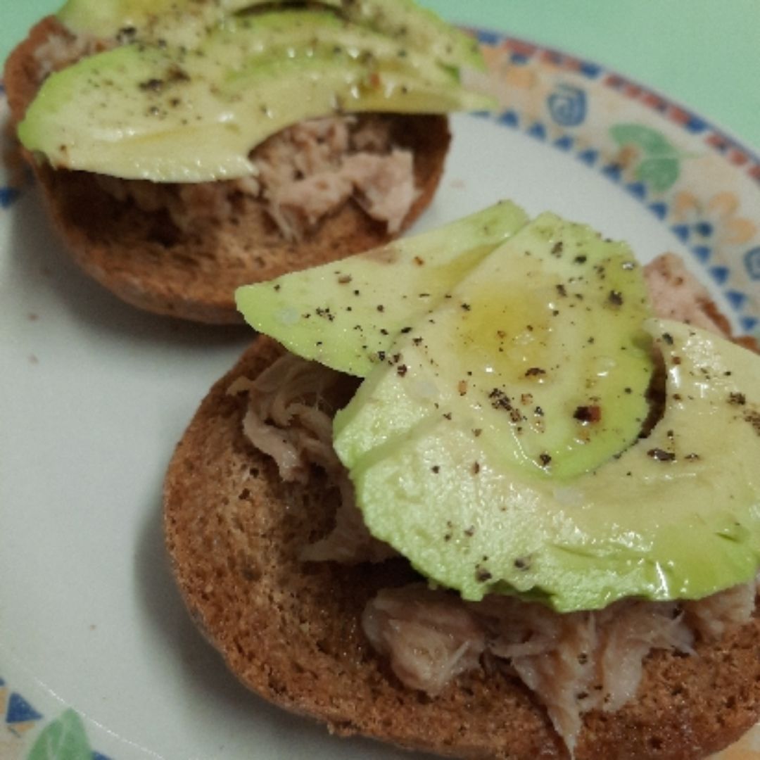 Tostadas con atún y aguacate Tostadas con atún y aguacate