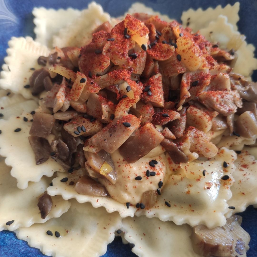 Raviolis con hummus y setas picantes Raviolis con hummus y setas picantes