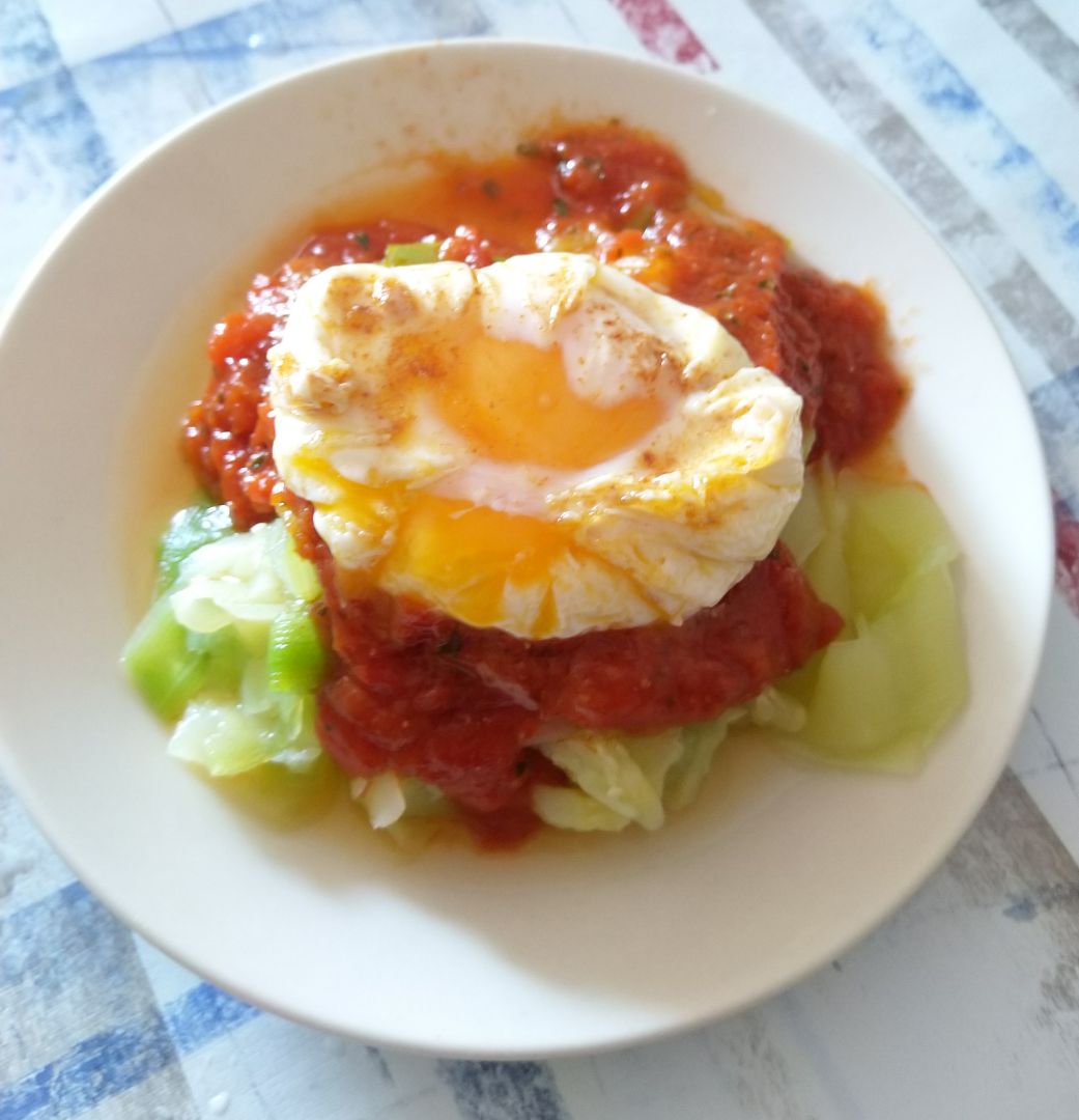 Noodles de calabacín con tomate y huevo escalfado