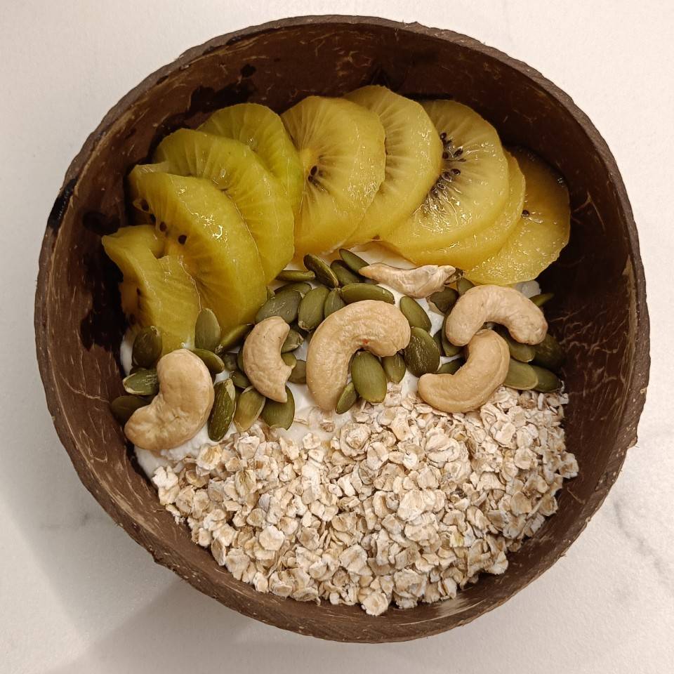 Yogur de oveja con copos de avena y fruta