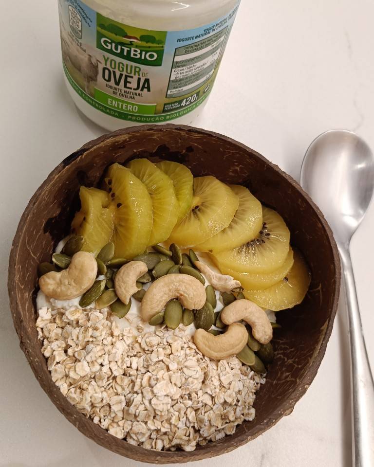 Yogur de oveja con copos de avena y fruta