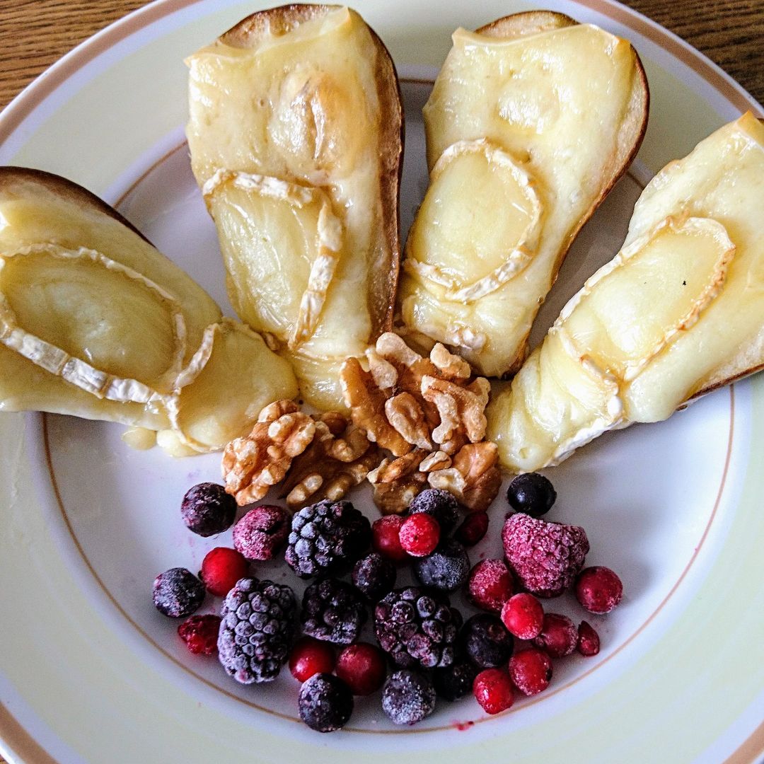 Pera con queso, nueces y frutos rojos