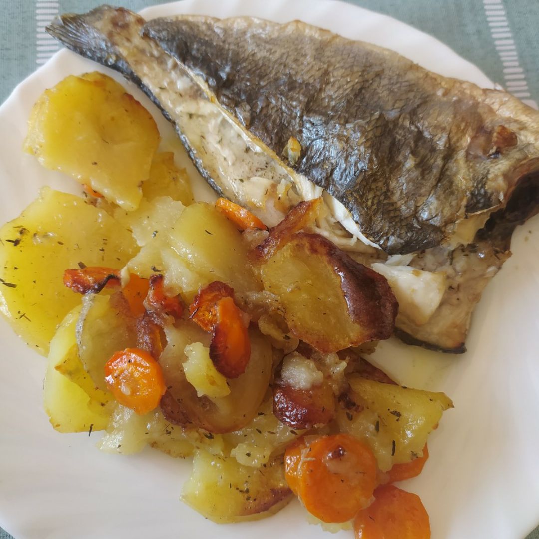 Dorada con patatas y zanahoria