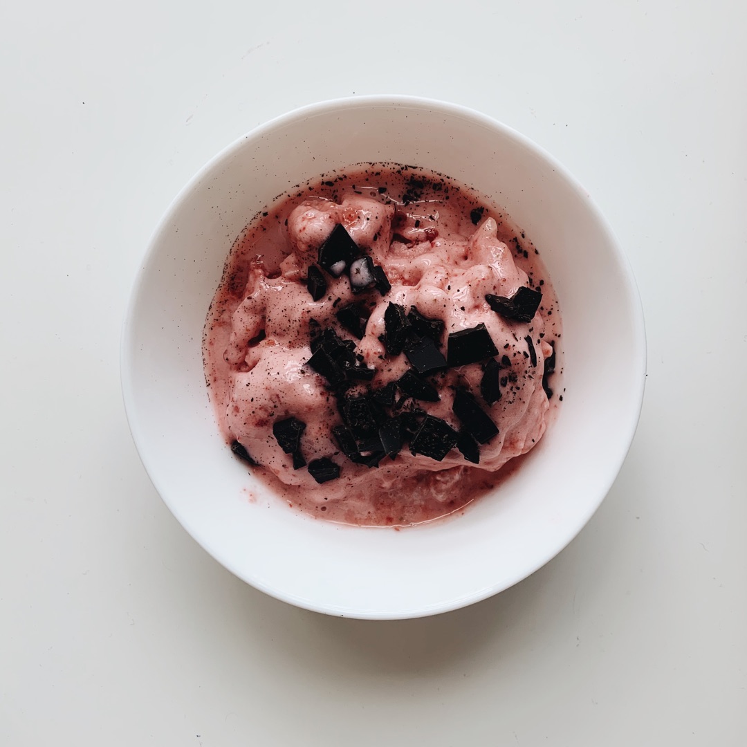 Helado de fresa con chocolate Helado de fresa con chocolate