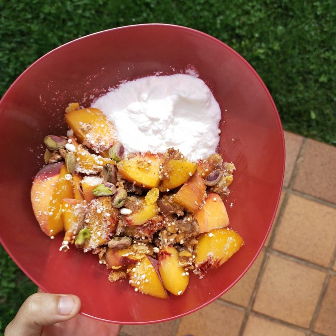 Fruta con yogur y coco 