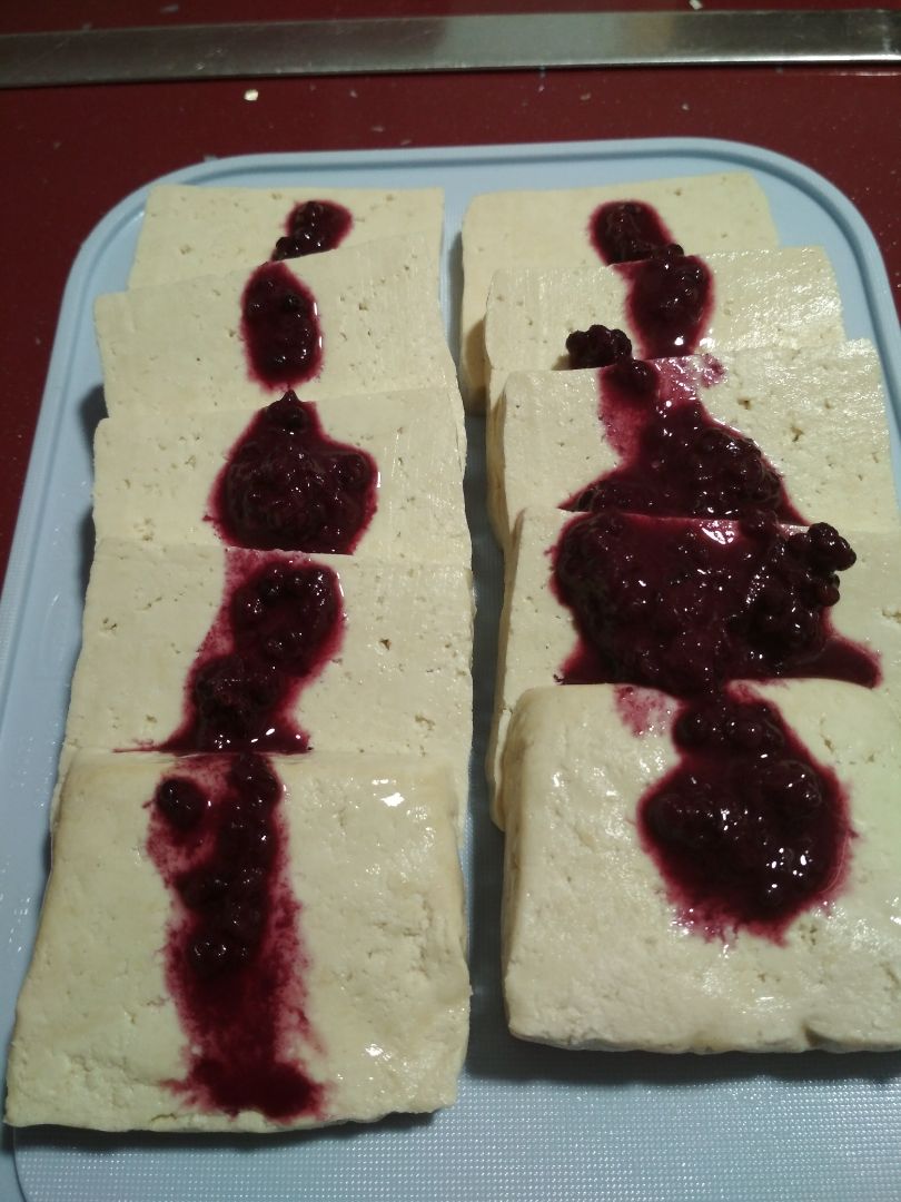 Tofu con salsa de moras Tofu con salsa de moras