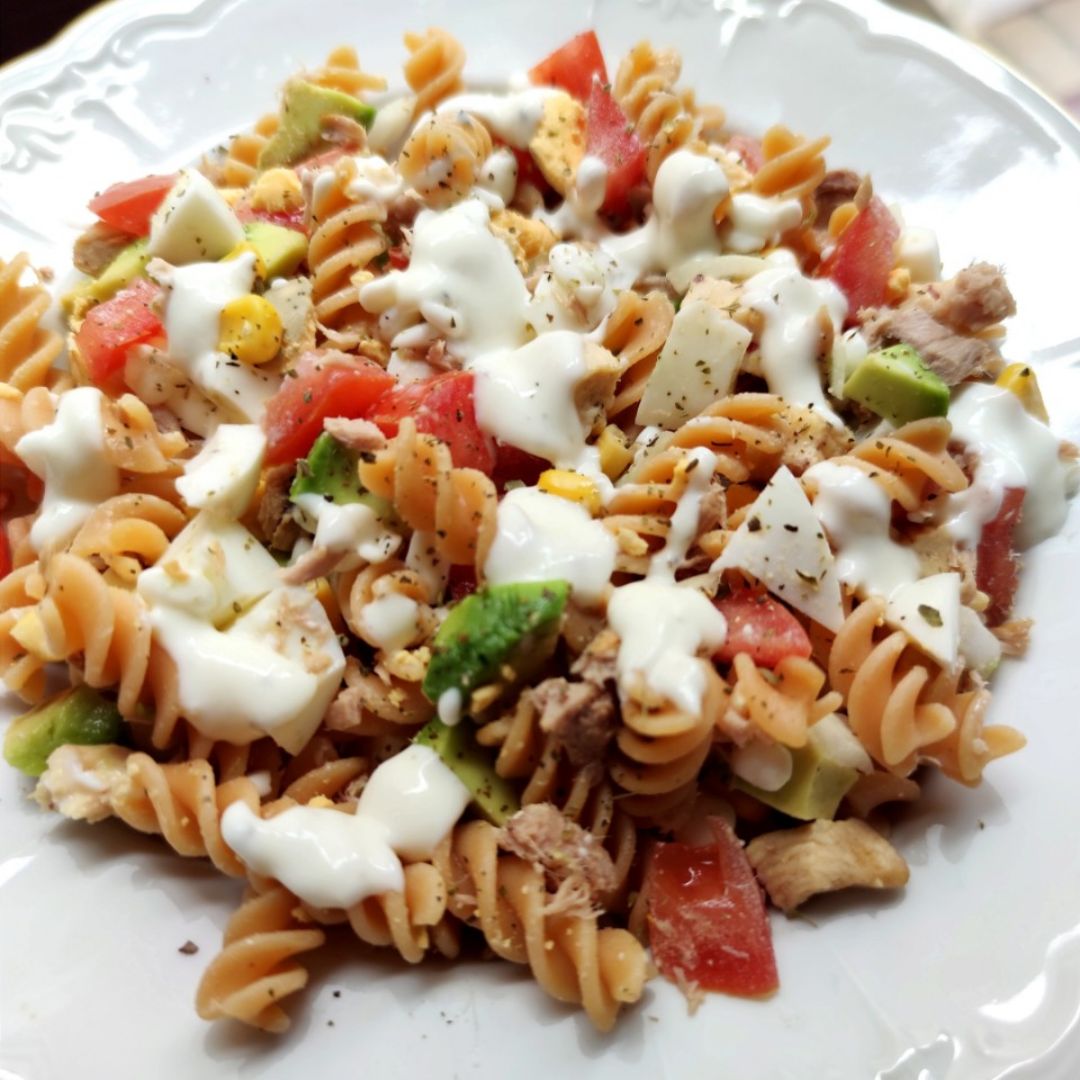 Ensalada de pasta con salsa de yogur