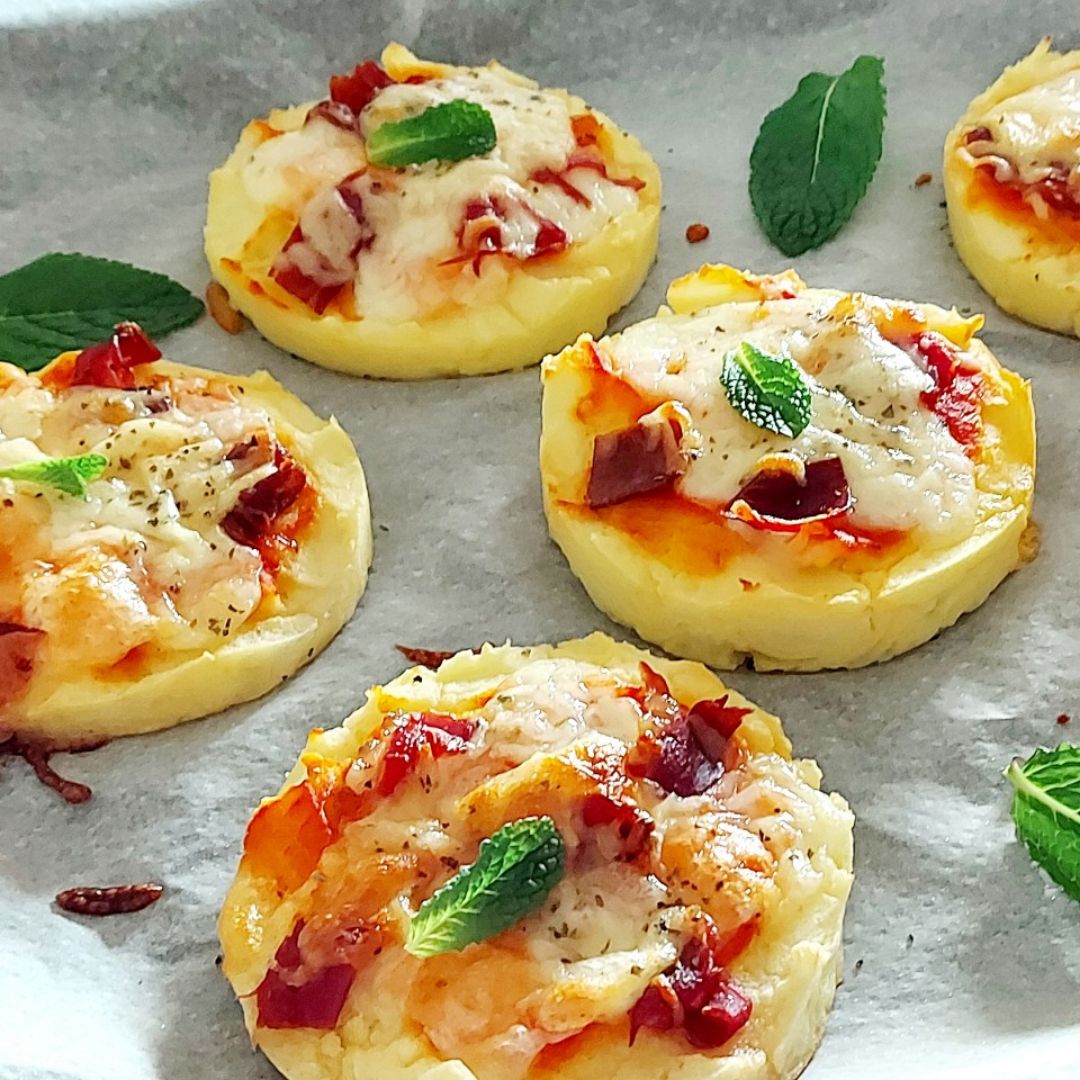 Mini pizzas de patata con queso y jamón 