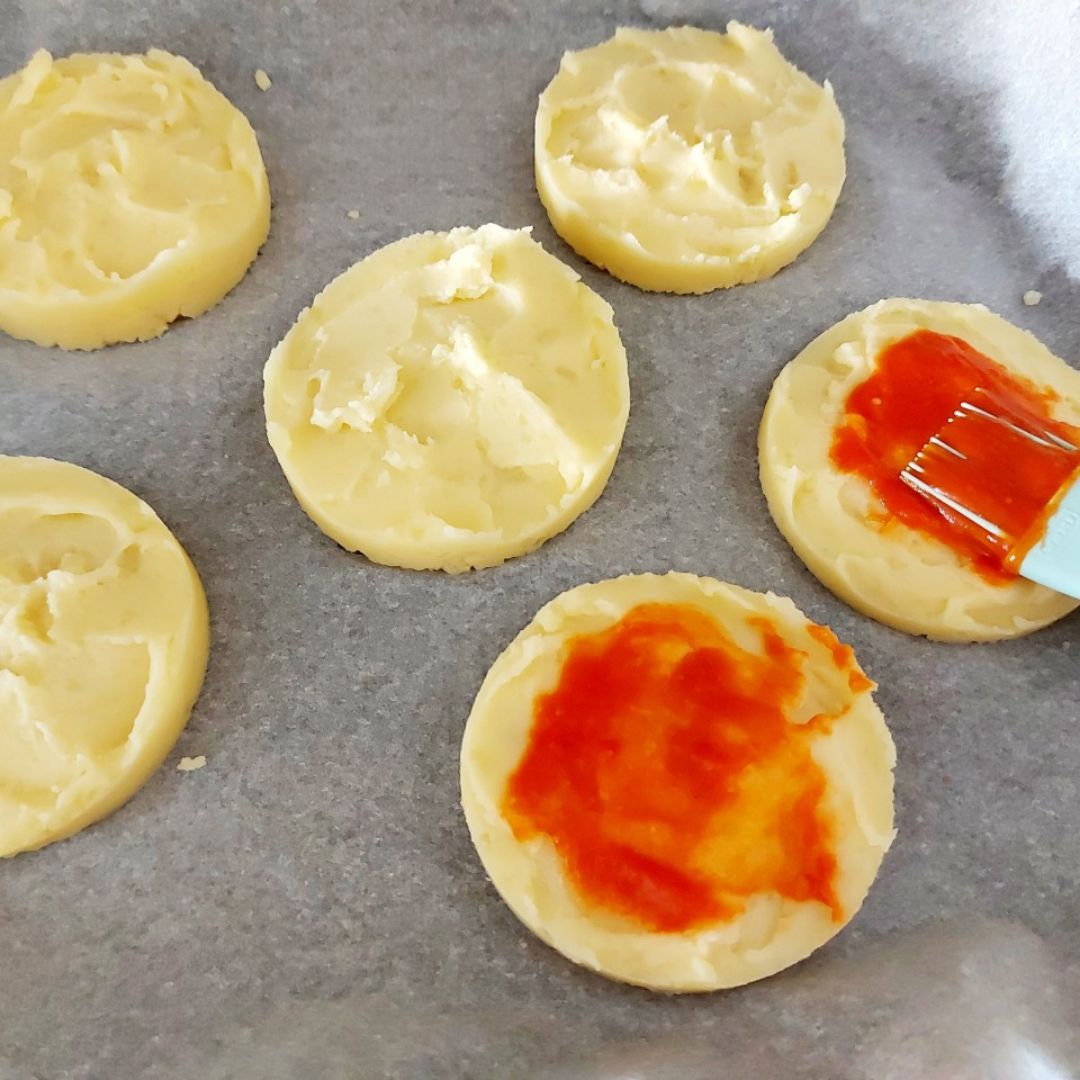 Mini pizzas de patata con queso y jamón Paso 3 Mini pizzas de patata con queso y jamón Paso 3