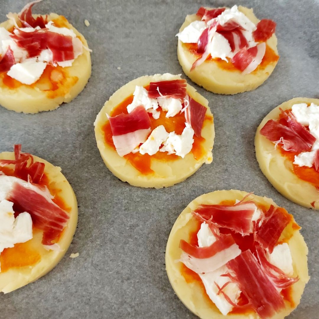 Mini pizzas de patata con queso y jamón Paso 5 Mini pizzas de patata con queso y jamón Paso 5