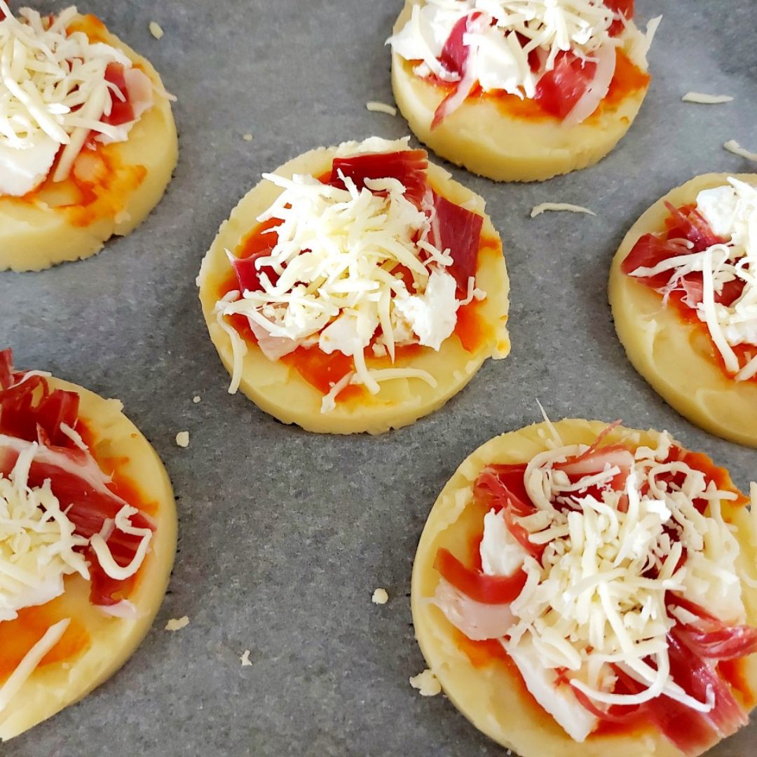 Mini pizzas de patata con queso y jamón Paso 6 Mini pizzas de patata con queso y jamón Paso 6