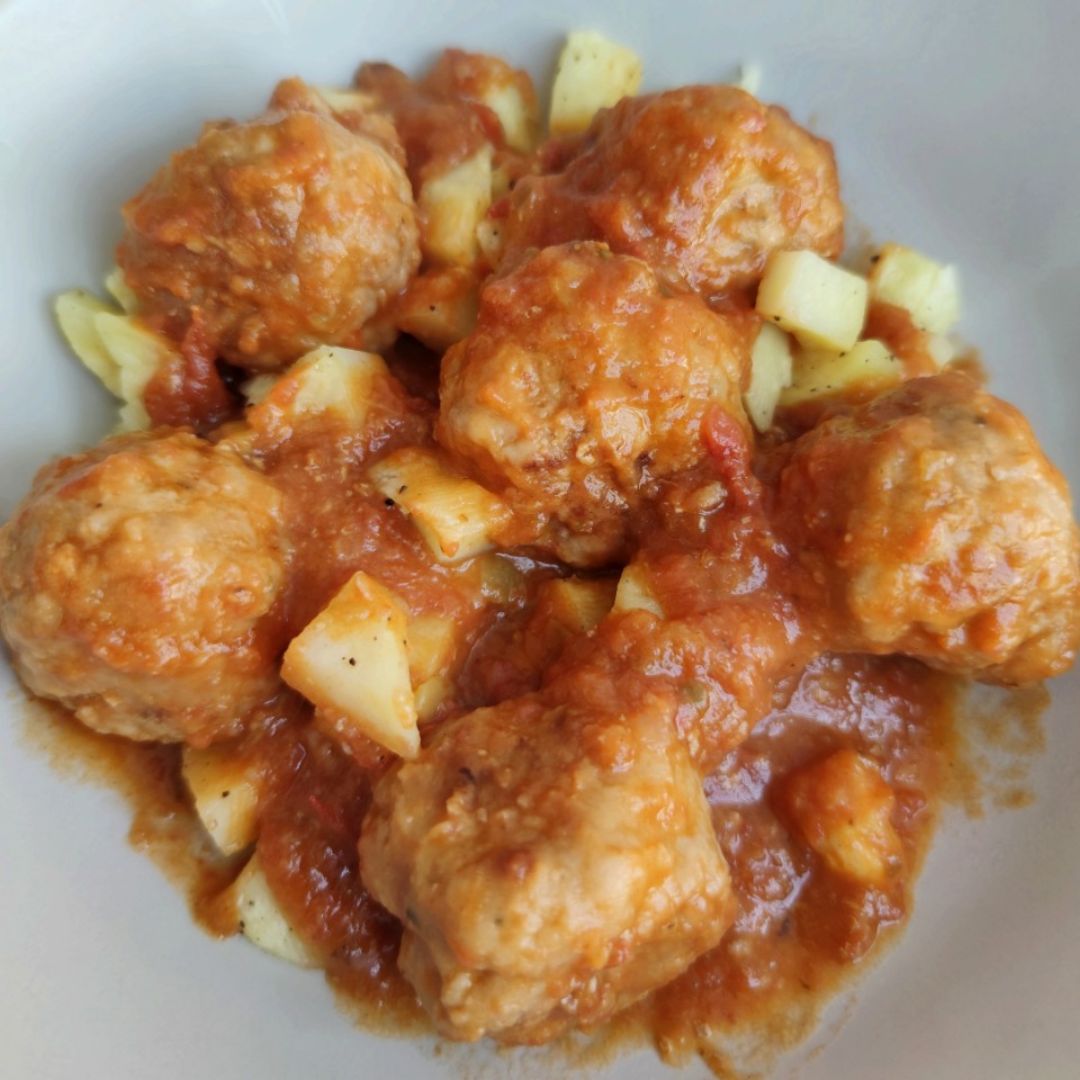 Albóndigas de carne con pisto casero