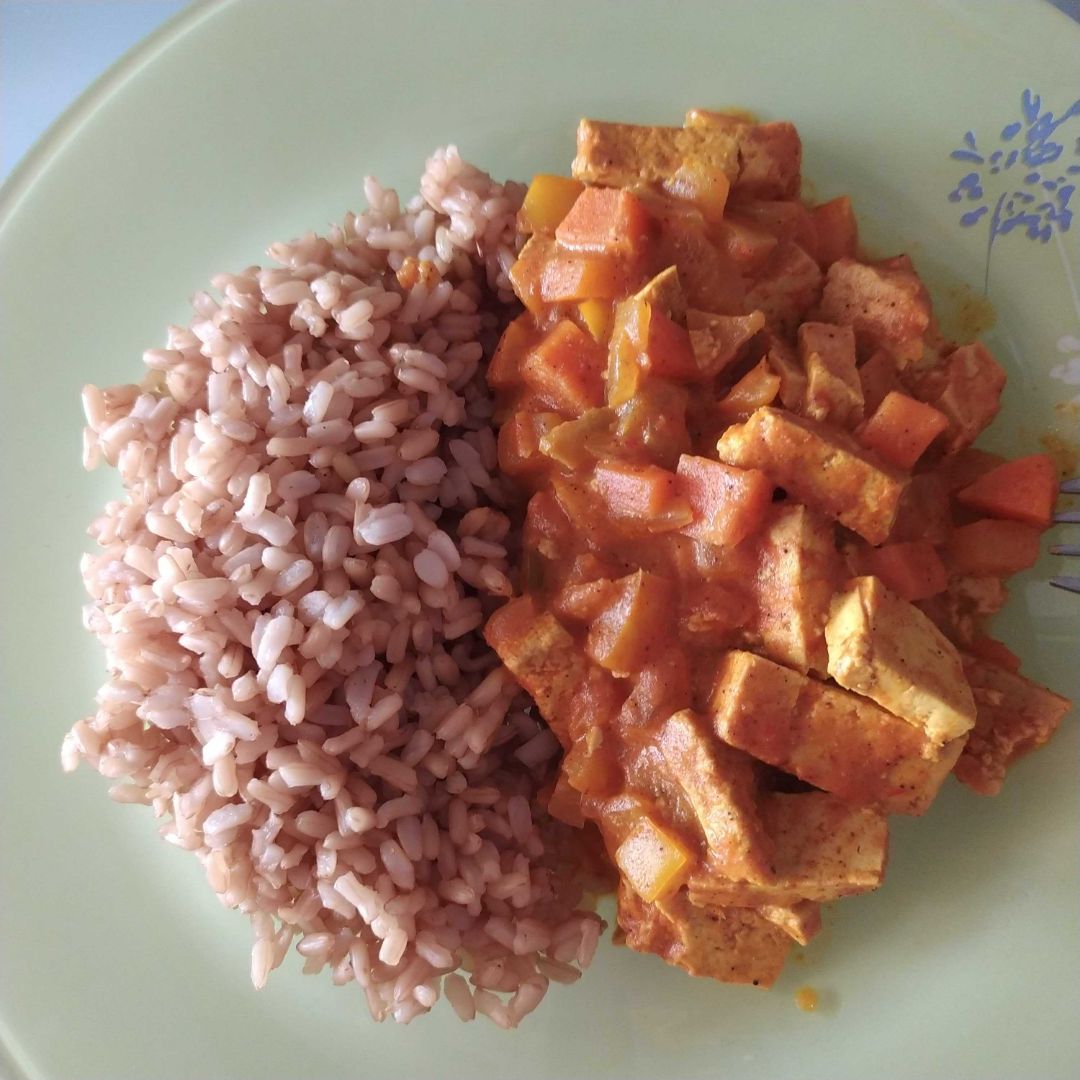 Tofu al curry con arroz integral Tofu al curry con arroz integral