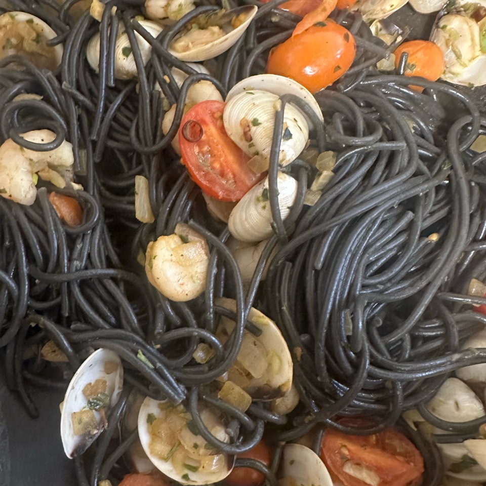 Spaguetti al nero si sepia con coquinas y gambas Spaguetti al nero si sepia con coquinas y gambas