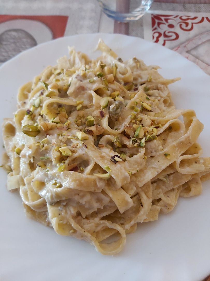 Pasta con salsa de queso, nueces y pistachos. Pasta con salsa de queso, nueces y pistachos.