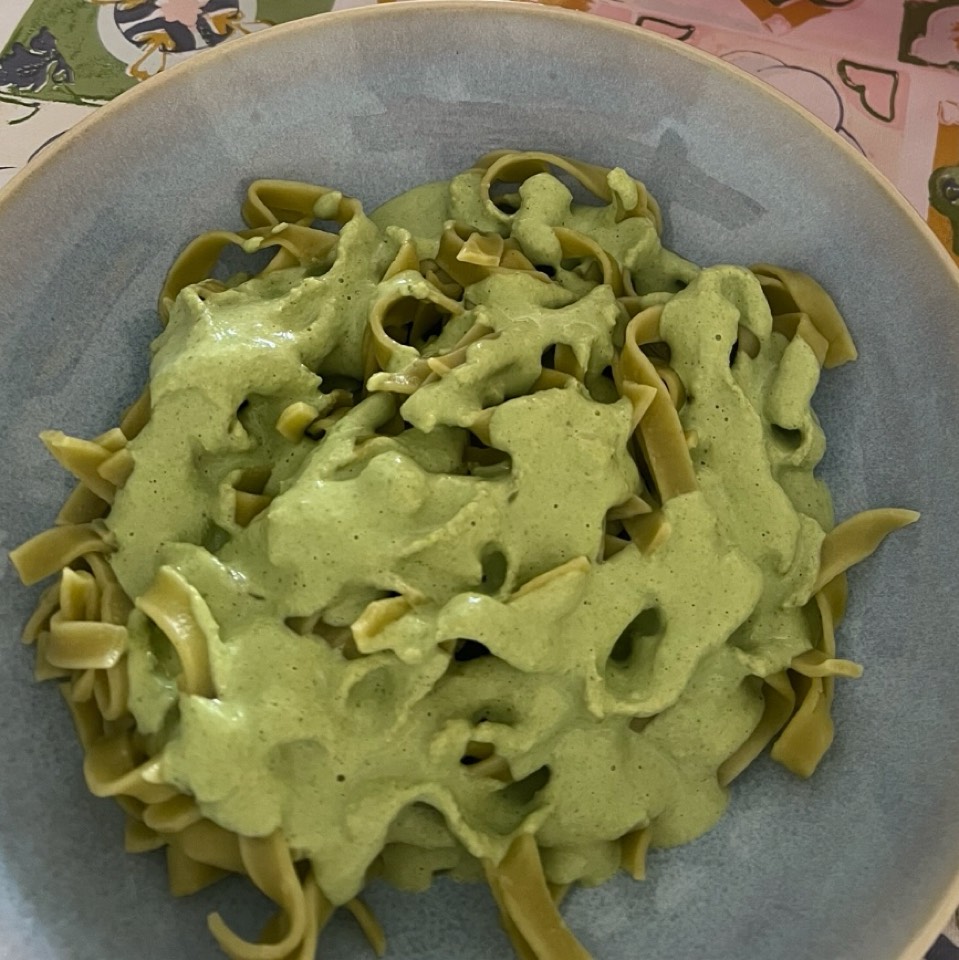 Tallarines con salsa de albahaca y almendras Tallarines con salsa de albahaca y almendras