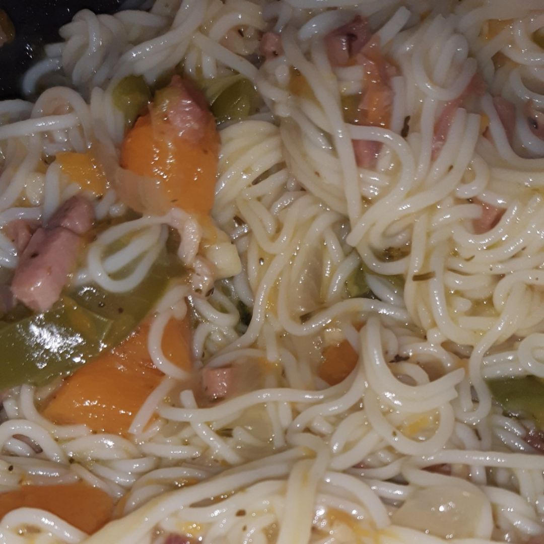 Fideos de arroz con verduras y jamón Fideos de arroz con verduras y jamón