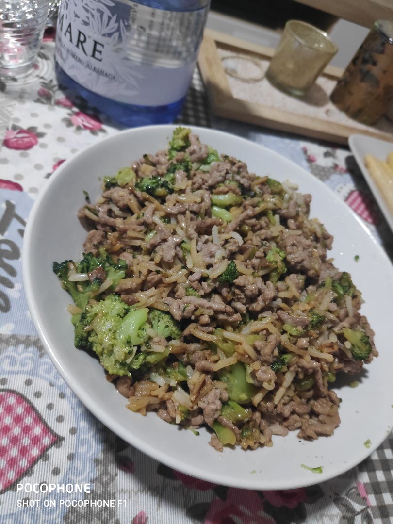 Carne picada de vacuno con arroz y brócoli Carne picada de vacuno con arroz y brócoli