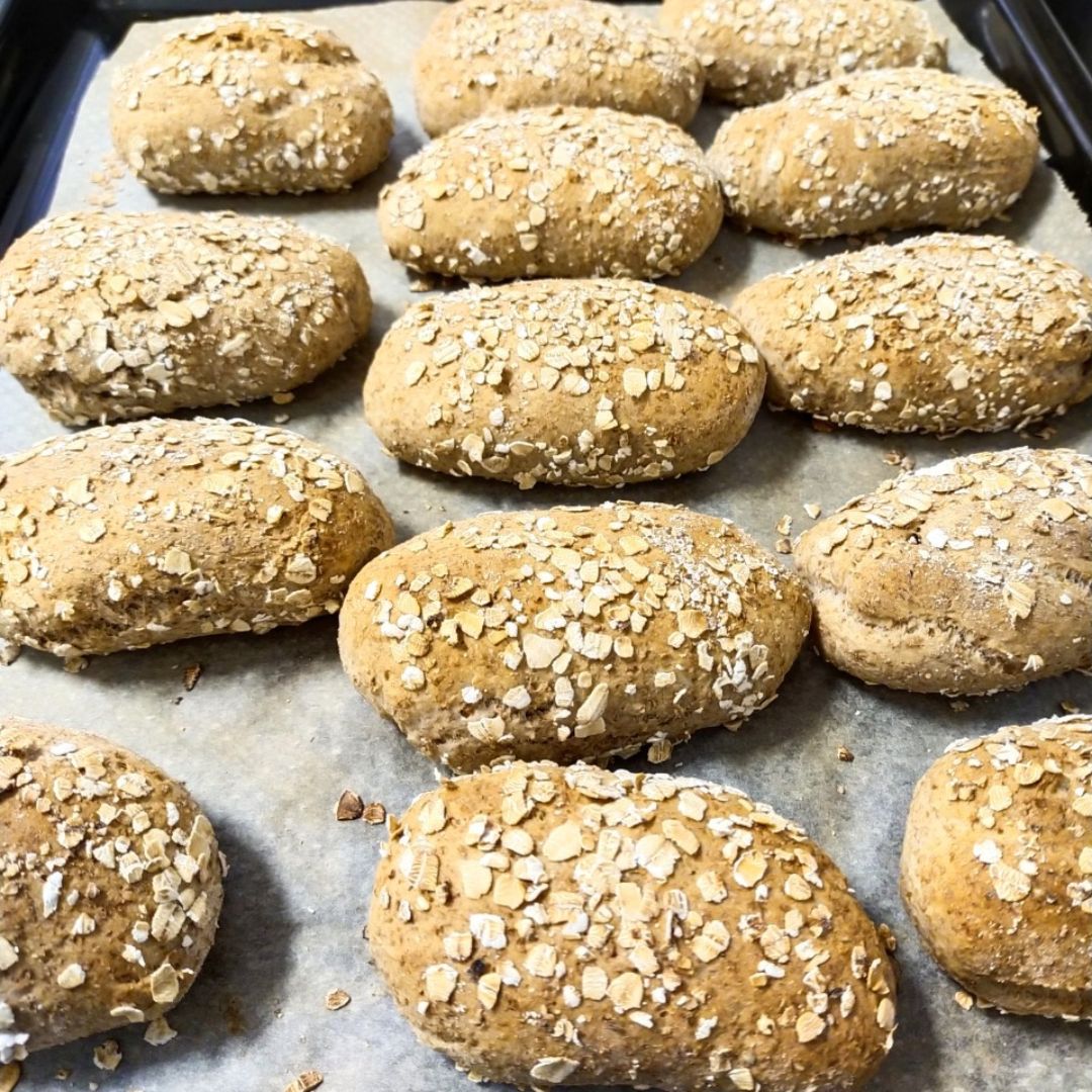 Panecillos integrales con copos de avena Panecillos integrales con copos de avena