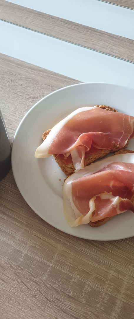Tostas con tomate y jamón Tostas con tomate y jamón