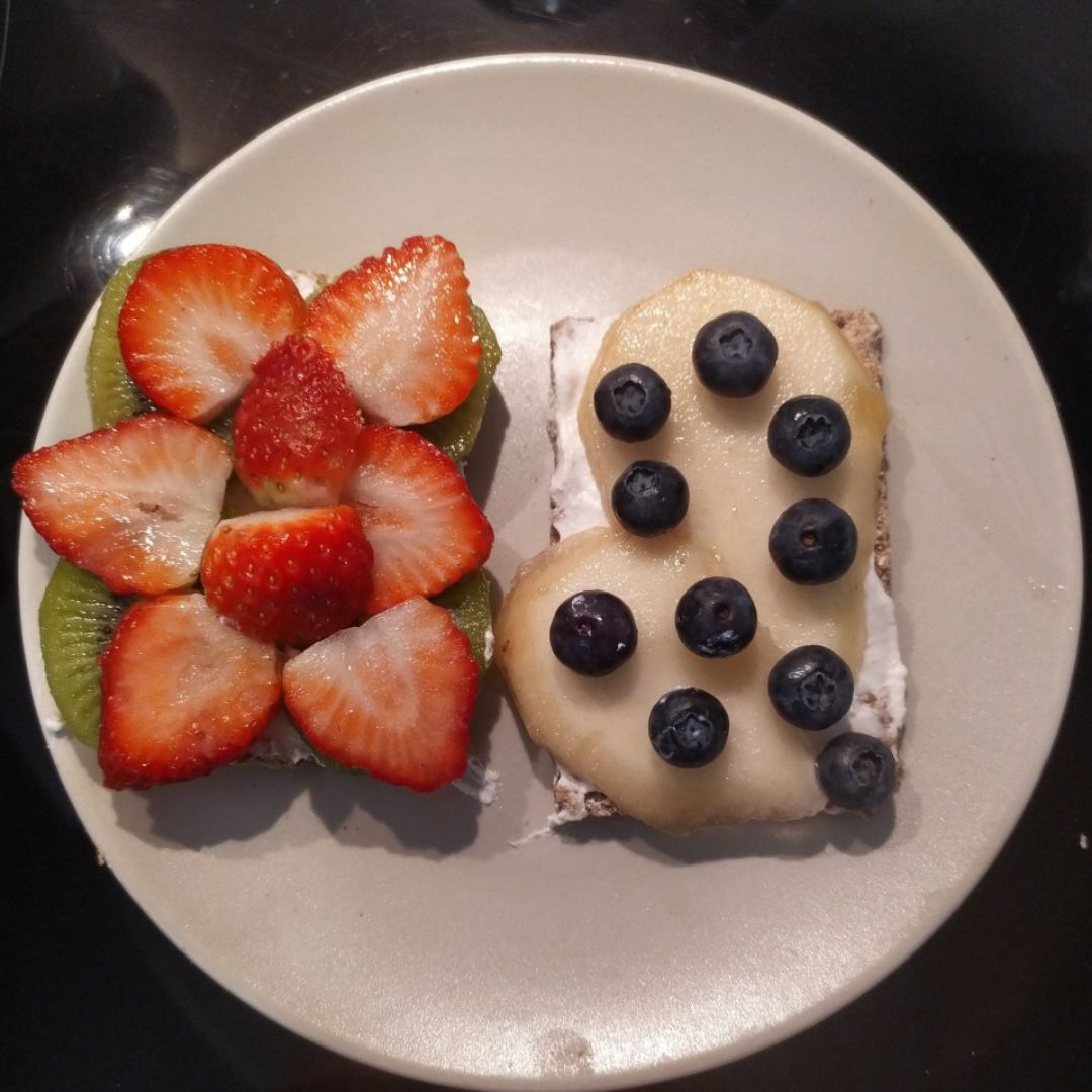 TOSTADAS CON RICOTTA Y FRUTA