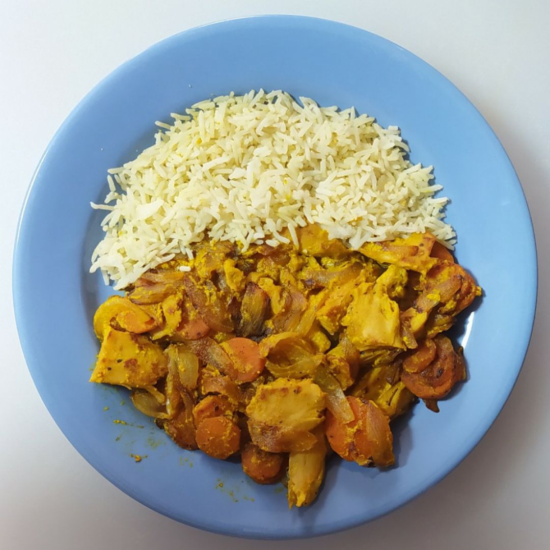 Heura "al curry" con arroz blanco. Heura "al curry" con arroz blanco.