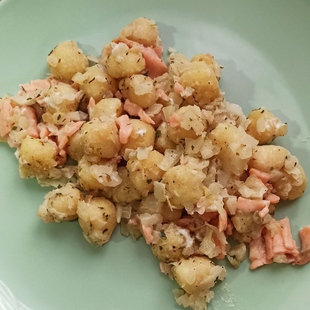 Ñoquis de patata con salmón y cebolla