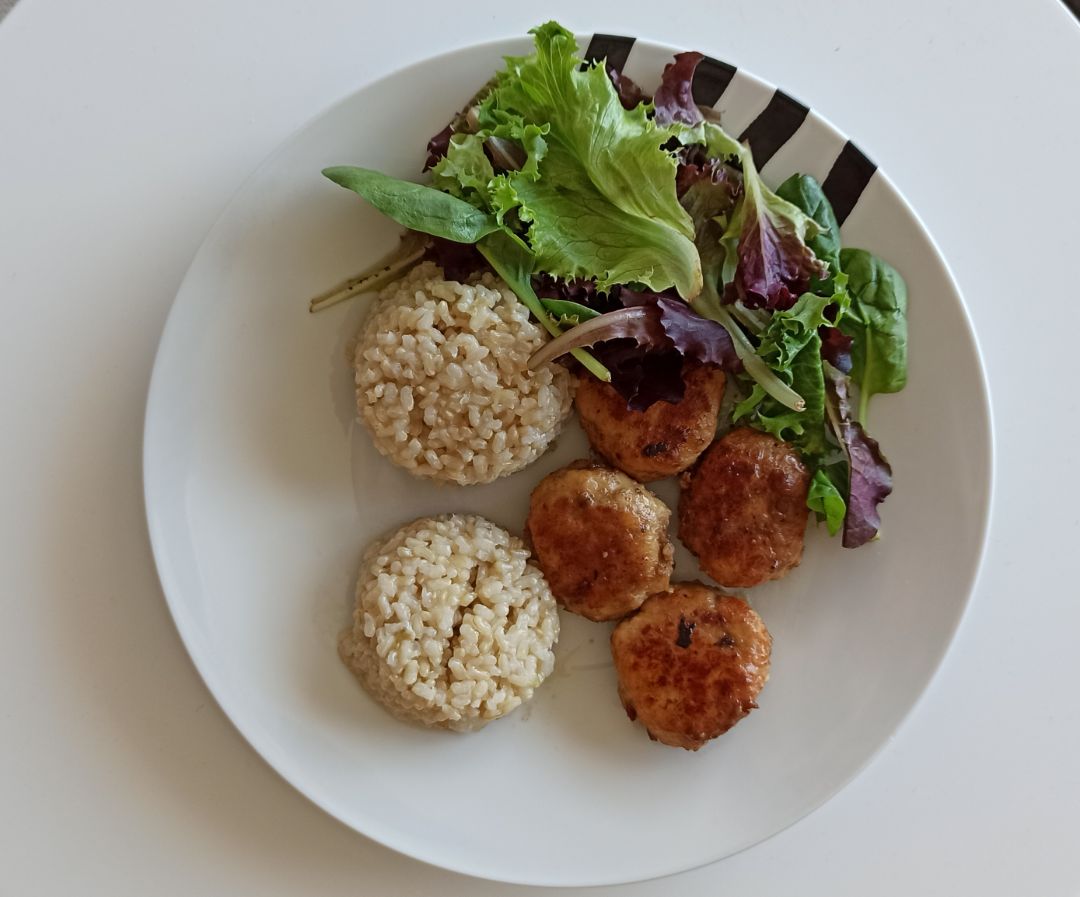 Albóndigas de pollo con arroz integral y brotes Albóndigas de pollo con arroz integral y brotes