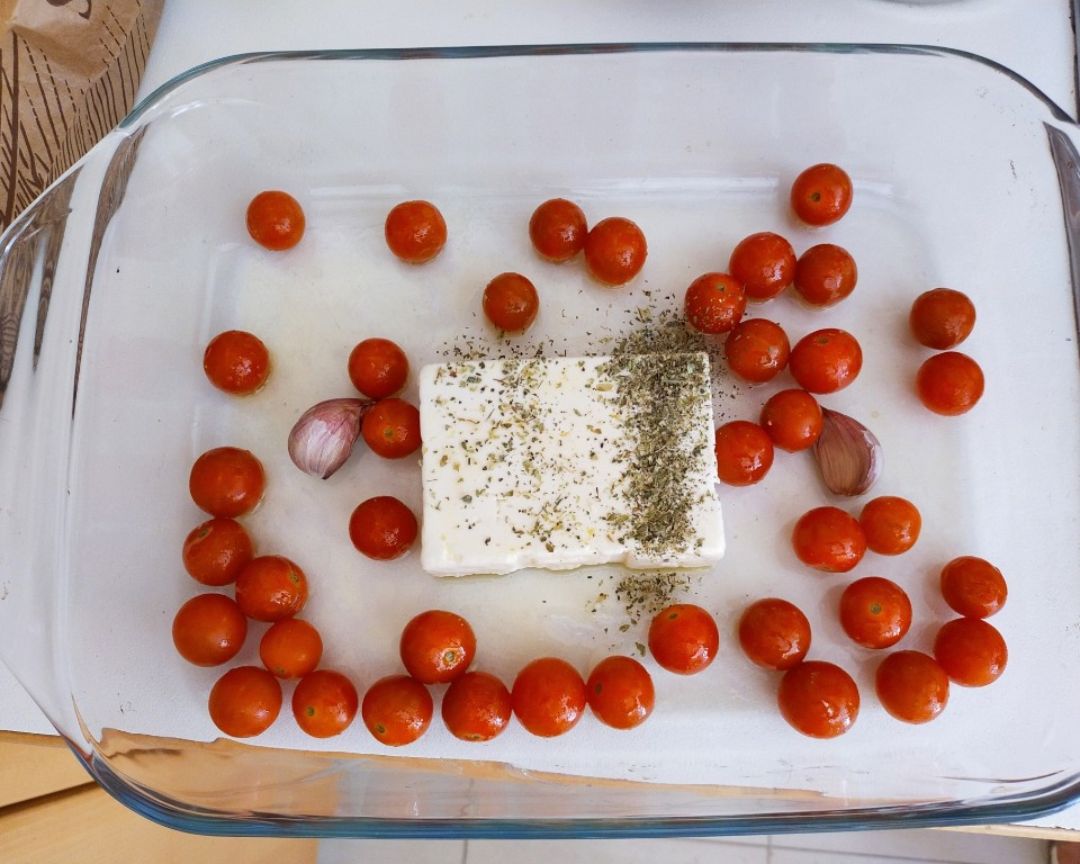 Feta baked pasta 🍝 Paso 2 Feta baked pasta 🍝 Paso 2