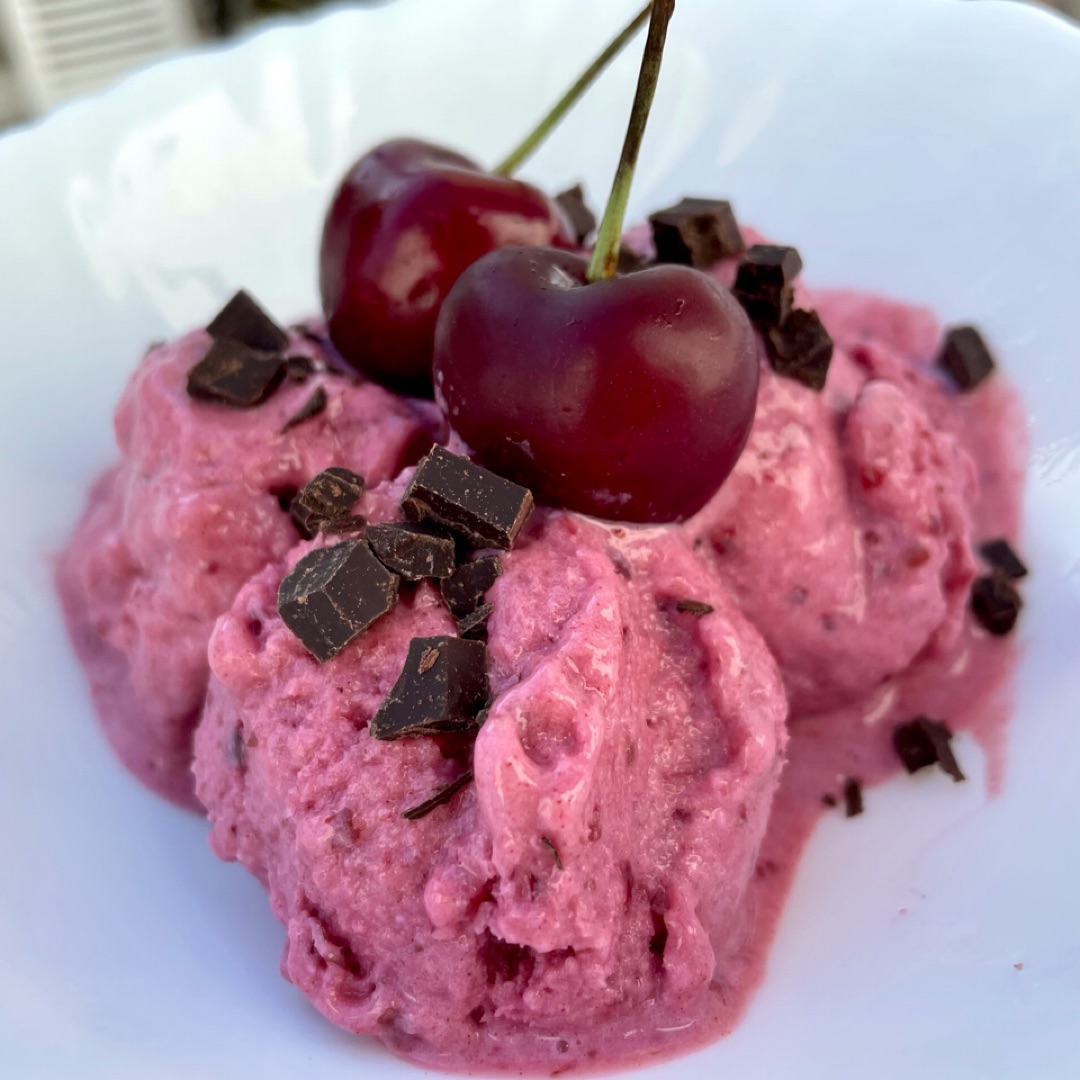 Helado de cerezas y chocolate negro