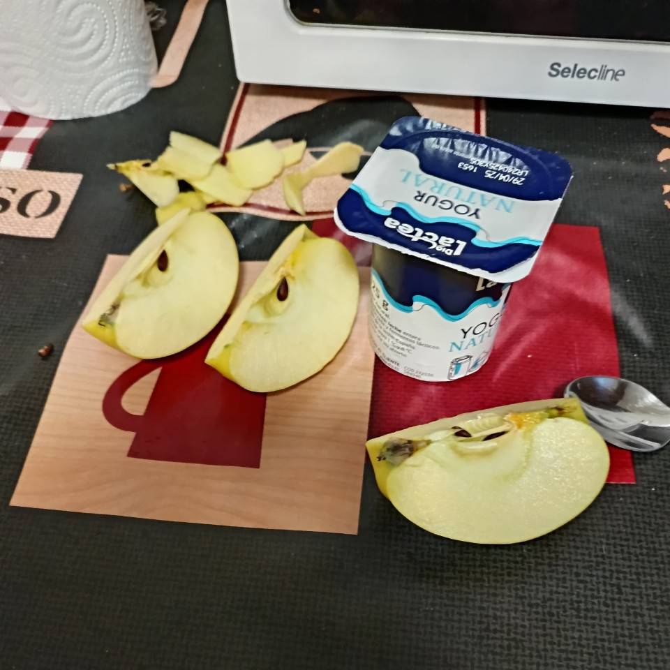Una manzana y un yogur natural Una manzana y un yogur natural