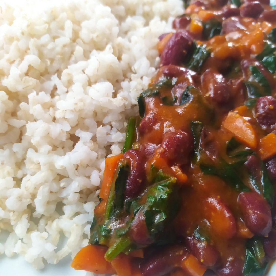 Curry rápido de alubias rojas, zanahoria y espinacas Curry rápido de alubias rojas, zanahoria y espinacas