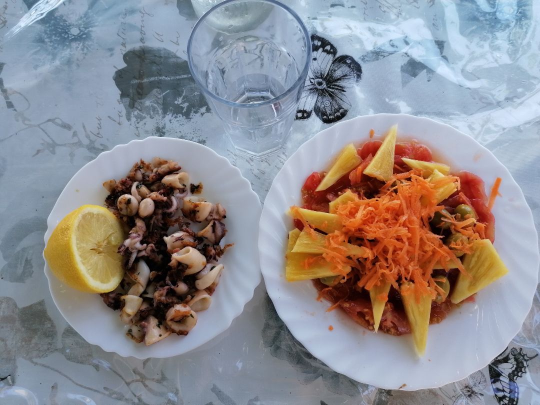 Chipirones con ensalada🦑 Chipirones con ensalada🦑