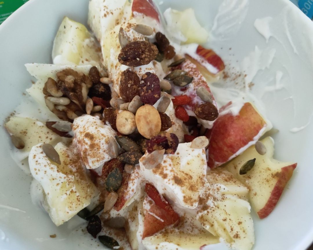 Manzana con yogur y frutos secos