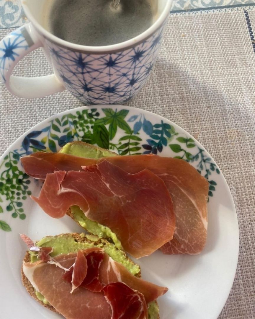 Café + tostadas de aguacate y jamón Café + tostadas de aguacate y jamón