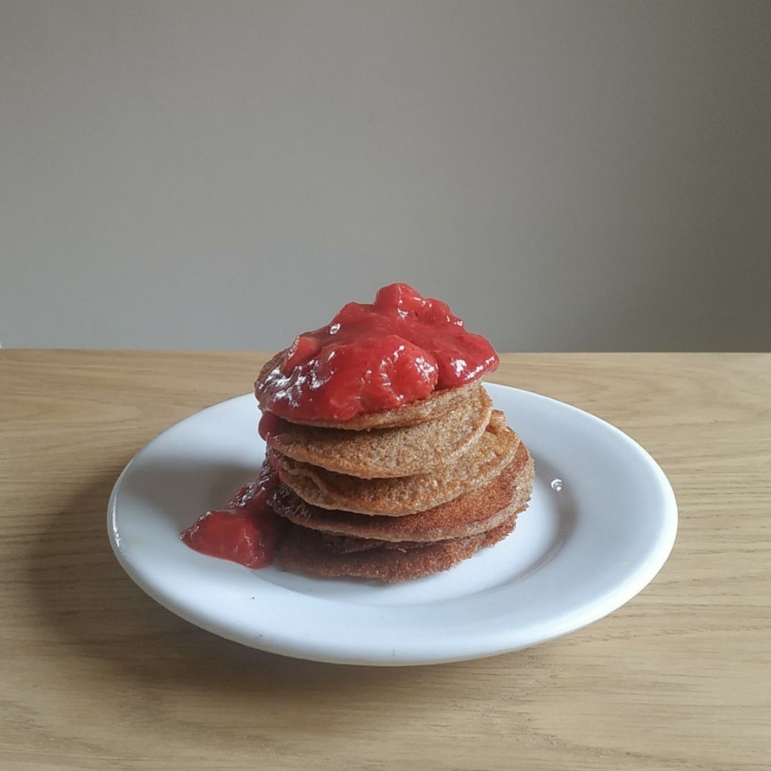 Tortitas de plátano con mermelada de fresas exprés Tortitas de plátano con mermelada de fresas exprés