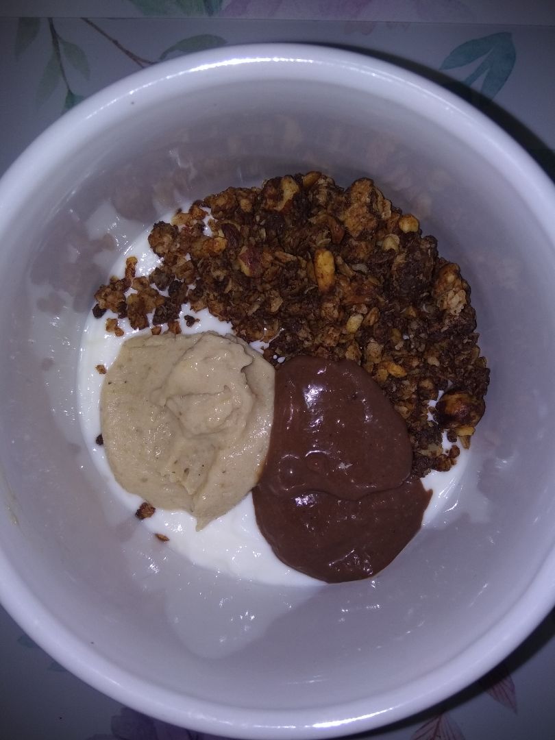 Yogur,con granola de chocolate y avellanas,y cremas de kínder y chocolate.