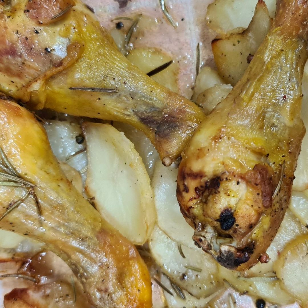 Pollo al horno con patatas y especias Pollo al horno con patatas y especias