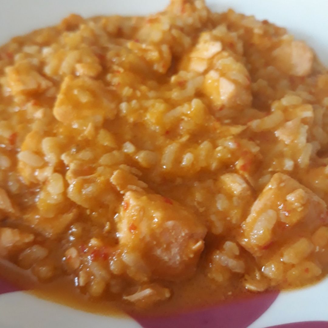 Arroz con salmón en salsa de verduras Arroz con salmón en salsa de verduras