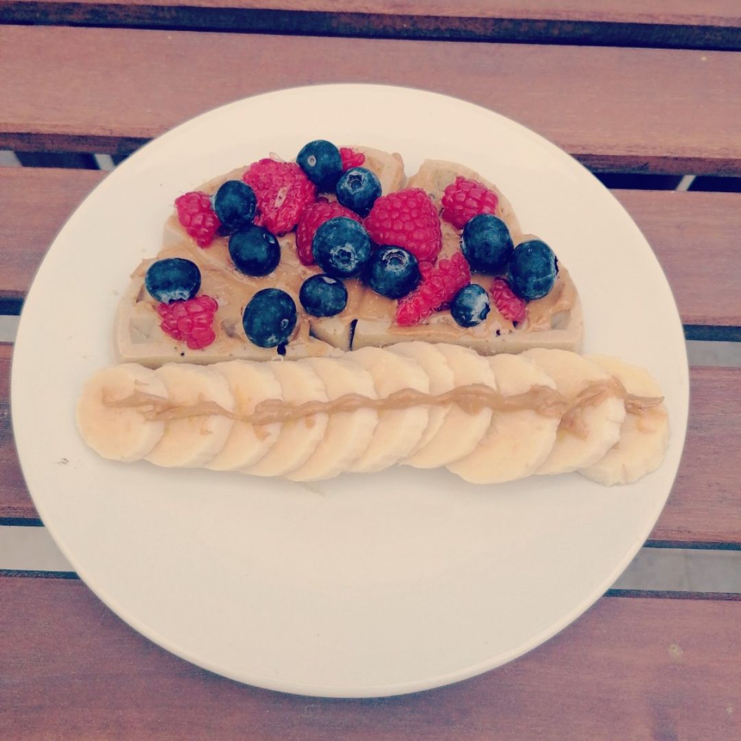 Gofres con fruta y mantequilla de cacahuete Gofres con fruta y mantequilla de cacahuete