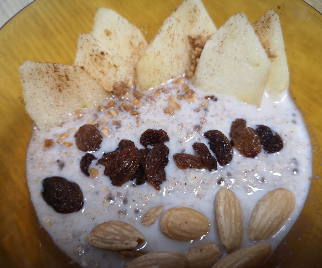 Porridge de avena con manzana y almendras Porridge de avena con manzana y almendras