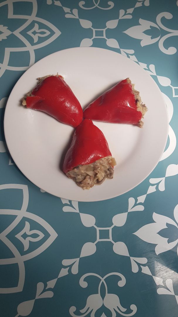Pimientos del piquillo rellenos de champiñones y cebolla Pimientos del piquillo rellenos de champiñones y cebolla