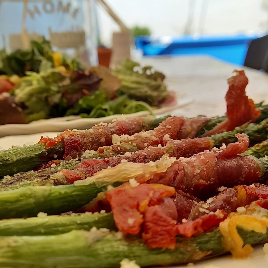 Espárrago triguero con crujiente de jamón Espárrago triguero con crujiente de jamón