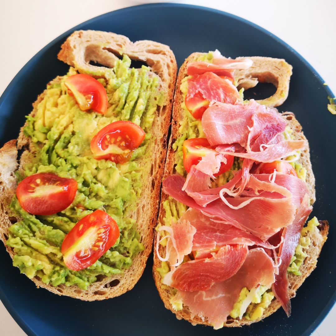 Tostada de aguacate con cherries y jamón 