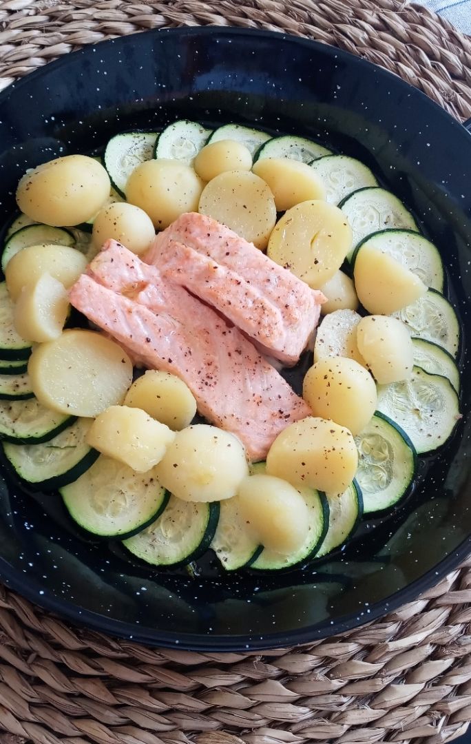 Salmón al horno con calabacín y patatas Salmón al horno con calabacín y patatas