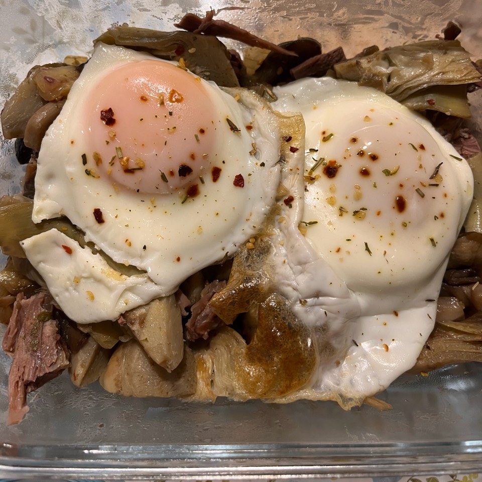 Setas y alcachofas con huevos a la plancha 