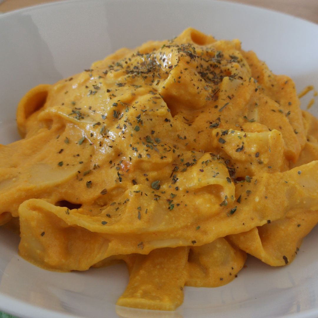 Tagliatelle con salsa vegana de queso Tagliatelle con salsa vegana de queso