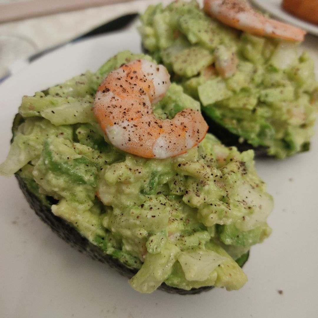 Aguacates rellenos de langostinos Aguacates rellenos de langostinos